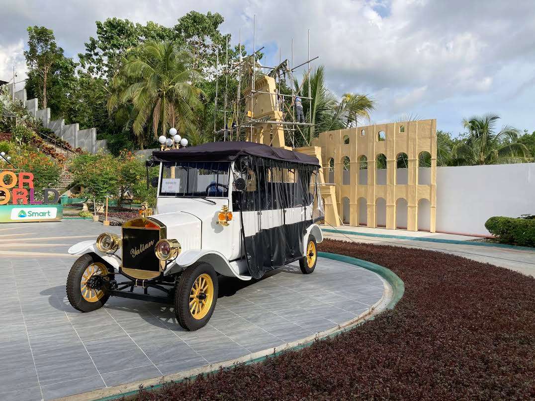 Veh&iacute;culo de operaci&oacute;n de punto esc&eacute;nico YATIAN LY08N en el parque tem&aacute;tico Mirror of the World de Sikatuna, Bohol, Filipinas