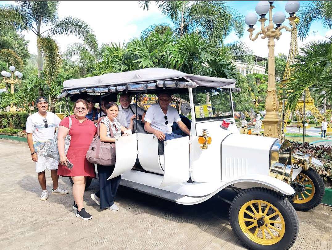 Turistas toman fotograf&iacute;as con el servicio de transporte tur&iacute;stico el&eacute;ctrico YATIAN en la famosa atracci&oacute;n tur&iacute;stica de Filipinas