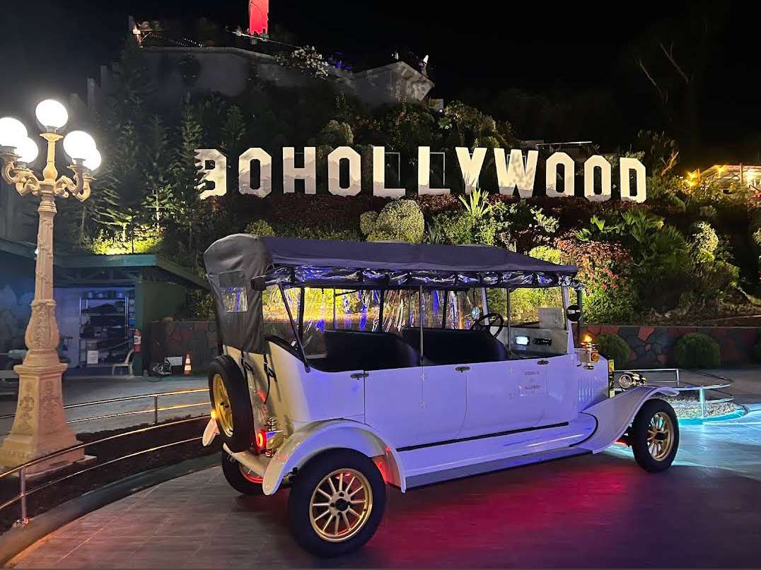 Operaci&oacute;n nocturna del veh&iacute;culo de operaci&oacute;n de punto esc&eacute;nico el&eacute;ctrico YATIAN en el punto emblem&aacute;tico de BOHOLLYWOOD, Bohol Filipinas