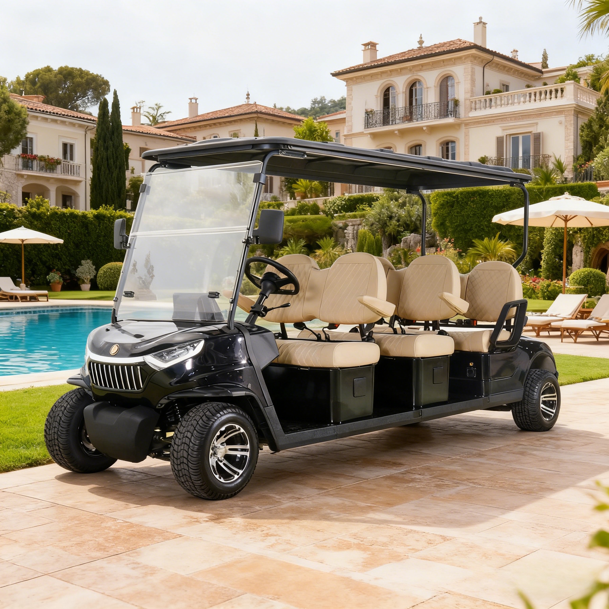 Carro de golf el&eacute;ctrico de lujo negro de 6 asientos junto a una piscina en una mansi&oacute;n costera, dise&ntilde;ado para el transporte de invitados en grupo