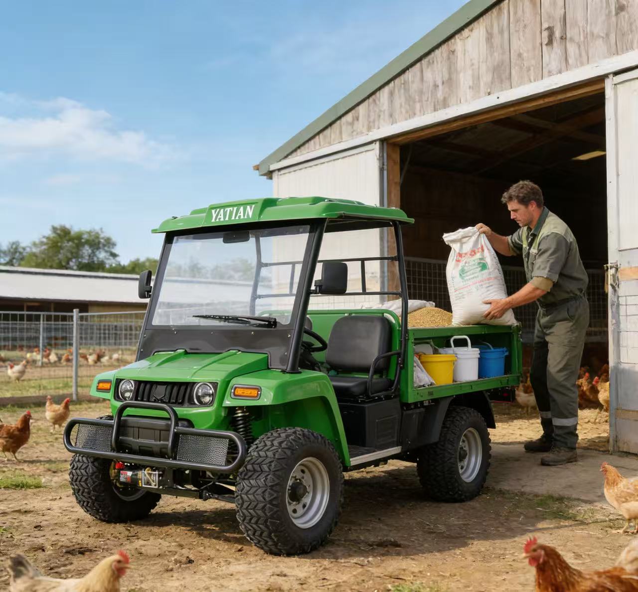Veh&iacute;culo utilitario el&eacute;ctrico YATIAN verde: trabajador cargando bolsas de alimento en la plataforma de carga del UTV en una granja de pollos