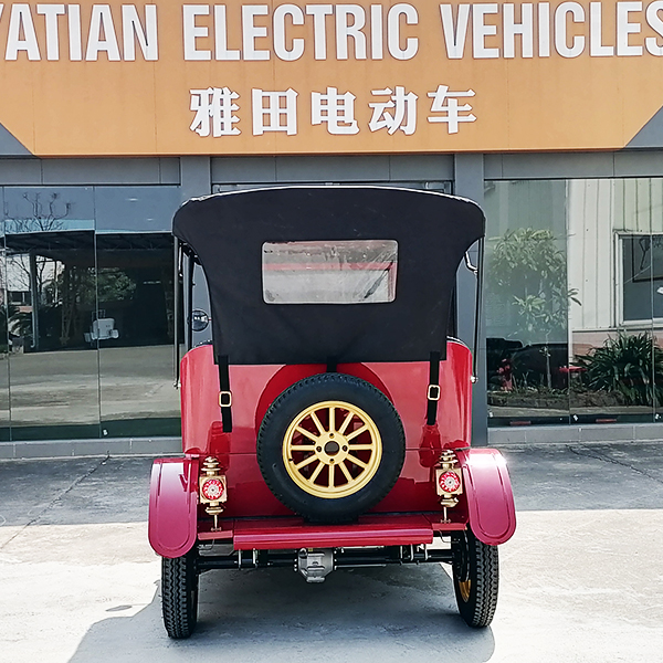 Coche antiguo rojo de nueva energ&iacute;a